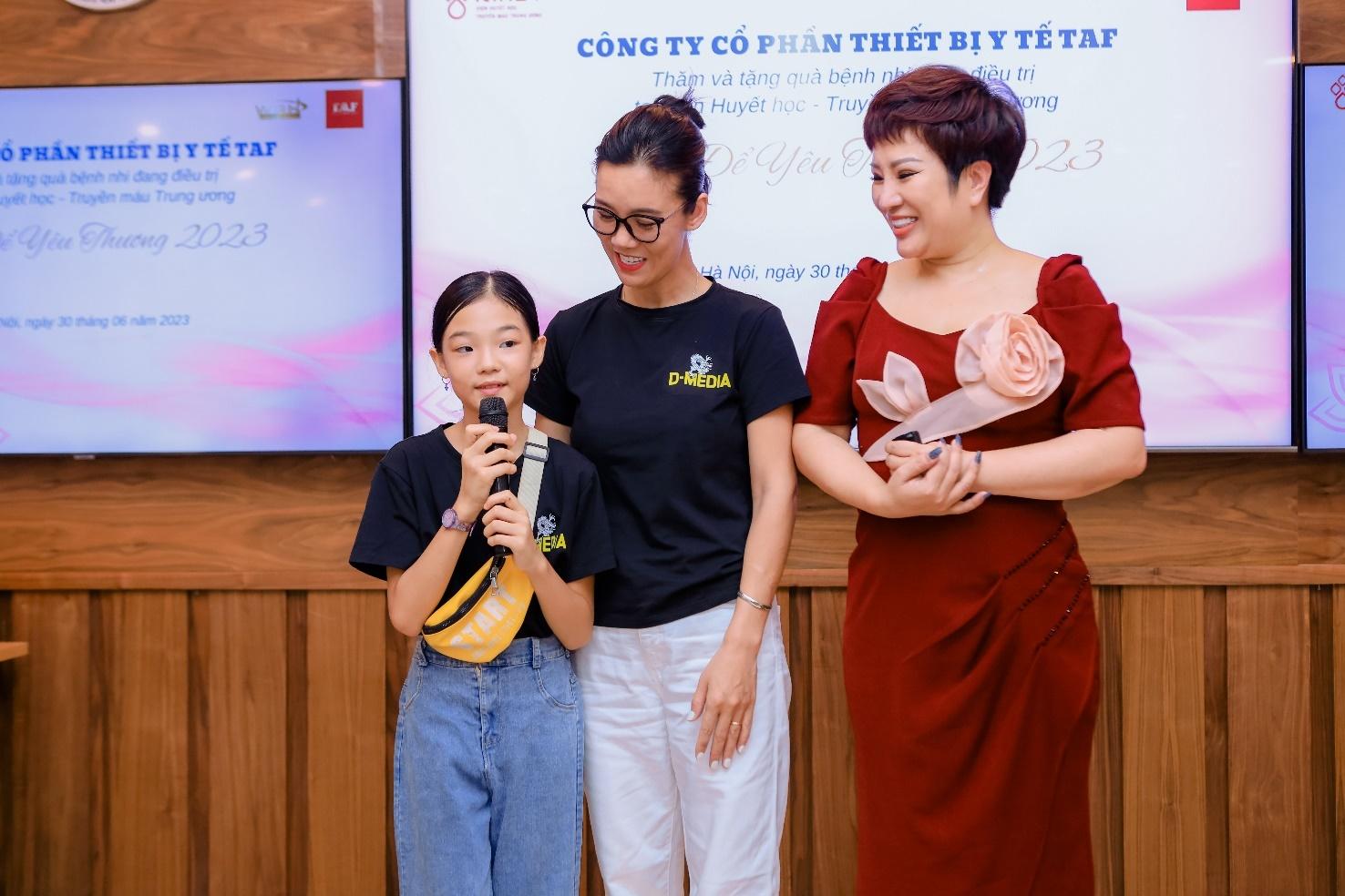 A group of women standing next to a microphone

Description automatically generated with low confidence