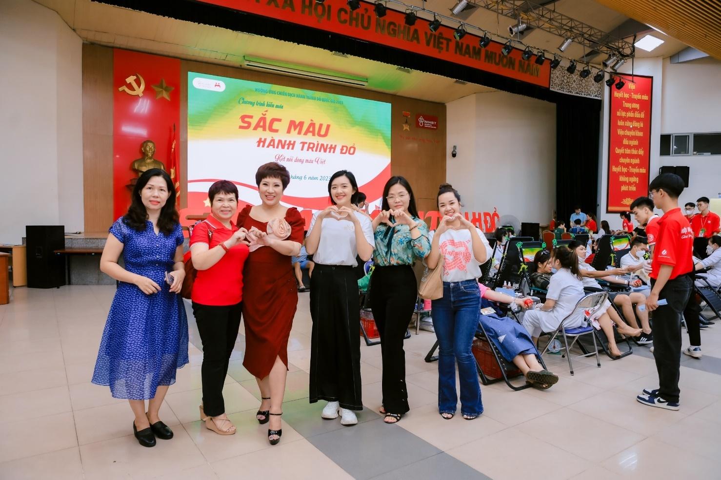 A group of women posing for a photo

Description automatically generated with medium confidence